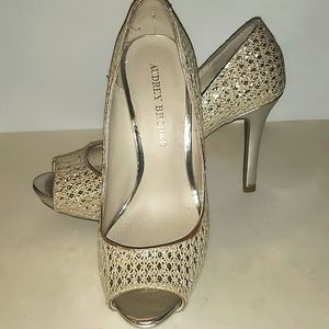 AUDREY BROOKE SIZE 7 BEAUTIFUL OPEN TOE CREAM & SILVER HIGH HEELED PUMP METALLIC